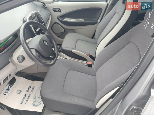 Серый Рено Зое, объемом двигателя 0 л и пробегом 47 тыс. км за 4450 $, фото 12 на Automoto.ua