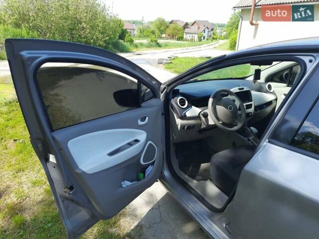 Серый Рено Зое, объемом двигателя 0 л и пробегом 96 тыс. км за 7700 $, фото 22 на Automoto.ua