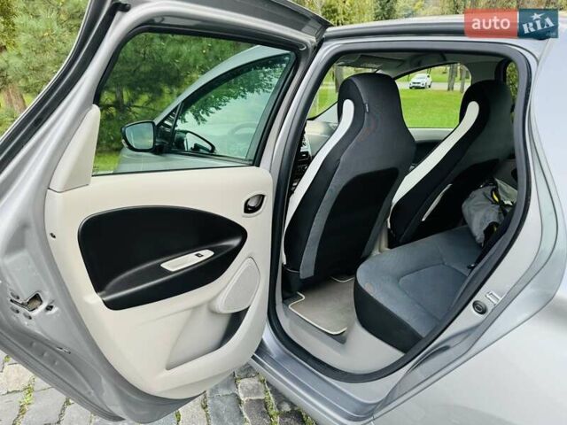 Серый Рено Зое, объемом двигателя 0 л и пробегом 85 тыс. км за 8444 $, фото 90 на Automoto.ua