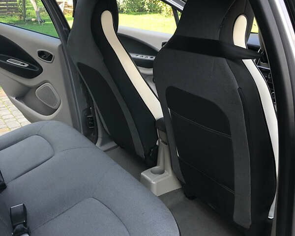 Серый Рено Зое, объемом двигателя 0 л и пробегом 94 тыс. км за 8300 $, фото 11 на Automoto.ua