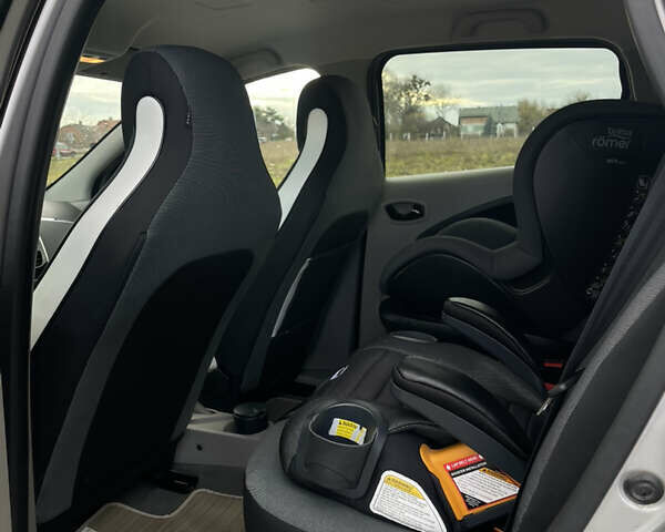 Серый Рено Зое, объемом двигателя 0 л и пробегом 42 тыс. км за 8100 $, фото 6 на Automoto.ua