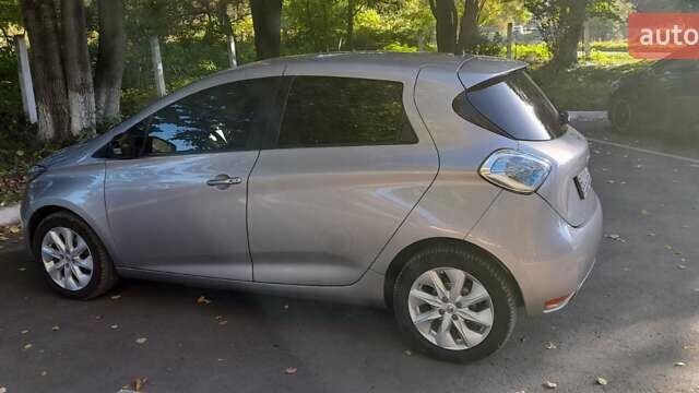 Серый Рено Зое, объемом двигателя 0 л и пробегом 80 тыс. км за 7200 $, фото 5 на Automoto.ua