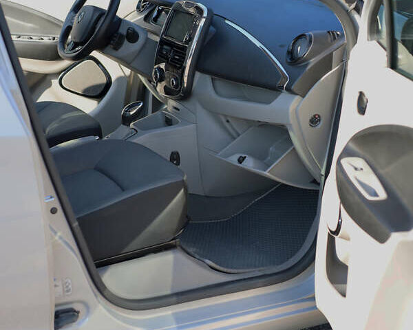Серый Рено Зое, объемом двигателя 0 л и пробегом 52 тыс. км за 8200 $, фото 11 на Automoto.ua