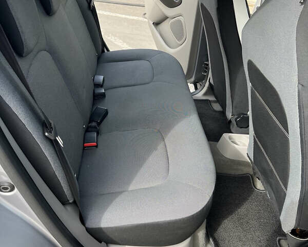 Серый Рено Зое, объемом двигателя 0 л и пробегом 112 тыс. км за 6500 $, фото 3 на Automoto.ua