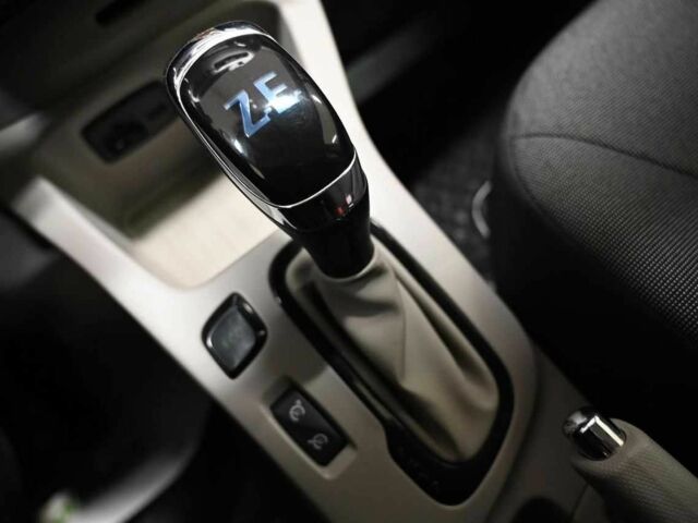 Серый Рено Зое, объемом двигателя 0 л и пробегом 97 тыс. км за 5700 $, фото 18 на Automoto.ua