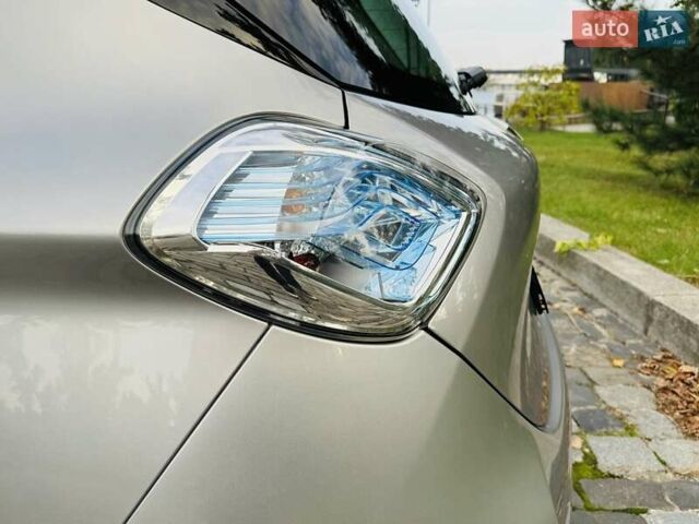 Серый Рено Зое, объемом двигателя 0 л и пробегом 85 тыс. км за 8444 $, фото 20 на Automoto.ua