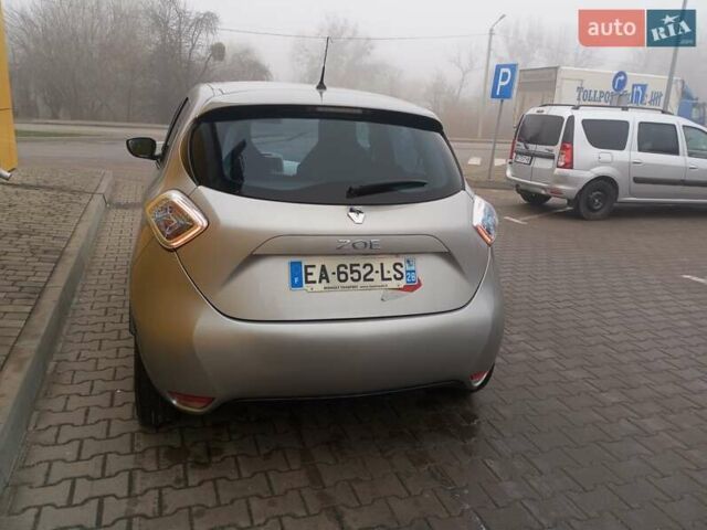 Серый Рено Зое, объемом двигателя 0 л и пробегом 44 тыс. км за 6500 $, фото 7 на Automoto.ua