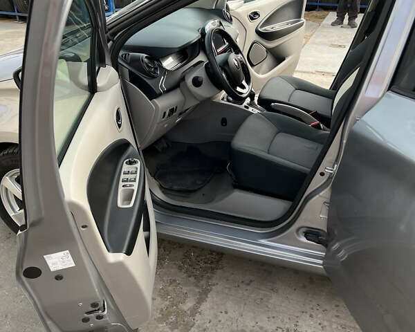 Серый Рено Зое, объемом двигателя 0 л и пробегом 112 тыс. км за 6500 $, фото 8 на Automoto.ua