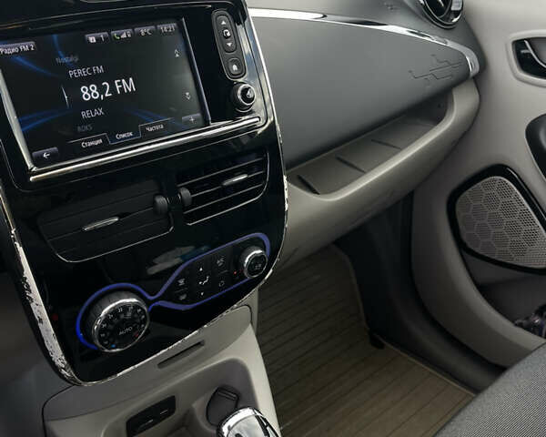 Серый Рено Зое, объемом двигателя 0 л и пробегом 42 тыс. км за 8100 $, фото 7 на Automoto.ua