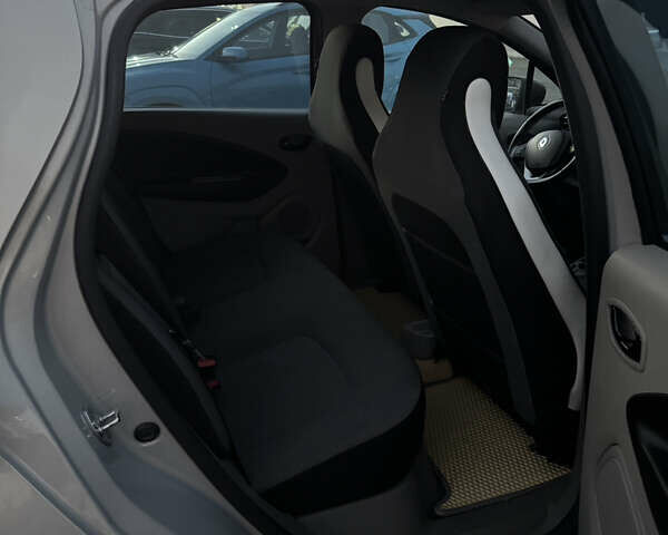 Серый Рено Зое, объемом двигателя 0 л и пробегом 84 тыс. км за 7200 $, фото 13 на Automoto.ua