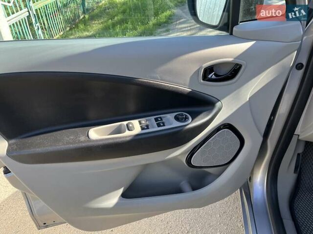 Серый Рено Зое, объемом двигателя 0 л и пробегом 113 тыс. км за 8000 $, фото 8 на Automoto.ua