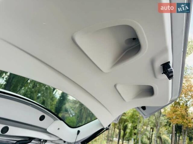 Серый Рено Зое, объемом двигателя 0 л и пробегом 85 тыс. км за 8444 $, фото 123 на Automoto.ua