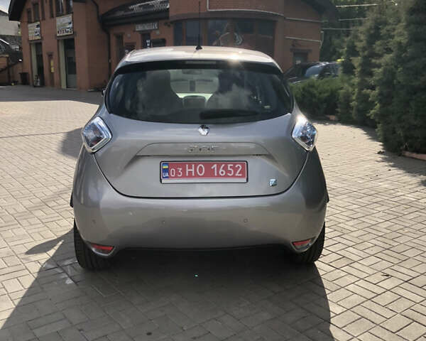 Серый Рено Зое, объемом двигателя 0 л и пробегом 81 тыс. км за 6999 $, фото 1 на Automoto.ua