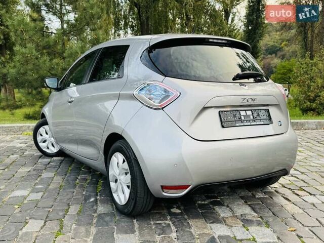 Серый Рено Зое, объемом двигателя 0 л и пробегом 85 тыс. км за 8444 $, фото 54 на Automoto.ua