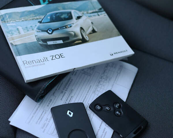 Серый Рено Зое, объемом двигателя 0 л и пробегом 52 тыс. км за 8200 $, фото 21 на Automoto.ua