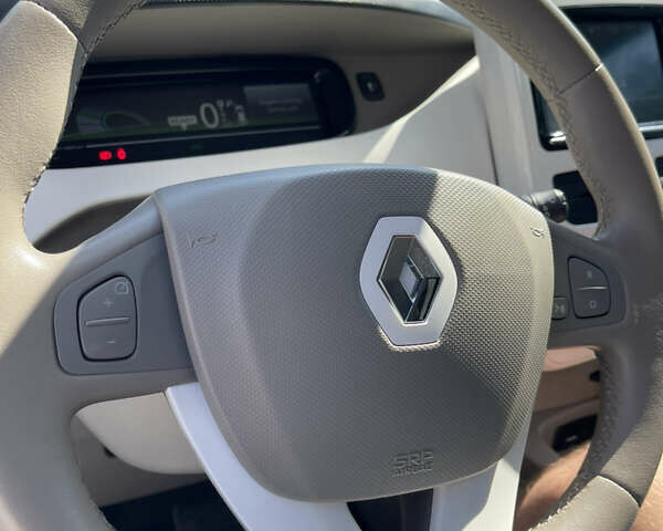 Серый Рено Зое, объемом двигателя 0 л и пробегом 140 тыс. км за 6700 $, фото 14 на Automoto.ua