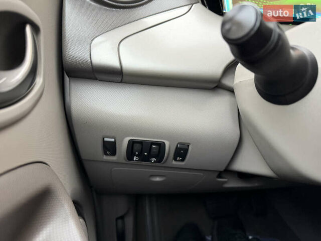 Серый Рено Зое, объемом двигателя 0 л и пробегом 118 тыс. км за 8950 $, фото 13 на Automoto.ua