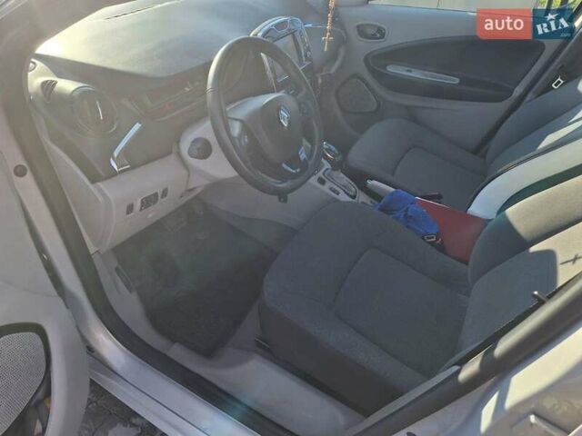 Серый Рено Зое, объемом двигателя 0 л и пробегом 86 тыс. км за 7700 $, фото 13 на Automoto.ua
