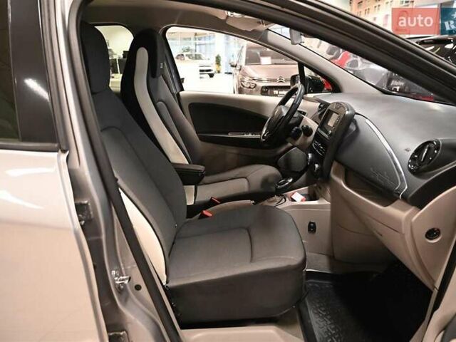 Серый Рено Зое, объемом двигателя 0 л и пробегом 97 тыс. км за 4570 $, фото 33 на Automoto.ua