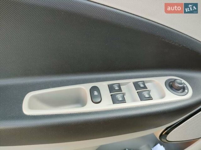 Сірий Рено Зое, об'ємом двигуна 0 л та пробігом 86 тис. км за 6800 $, фото 24 на Automoto.ua