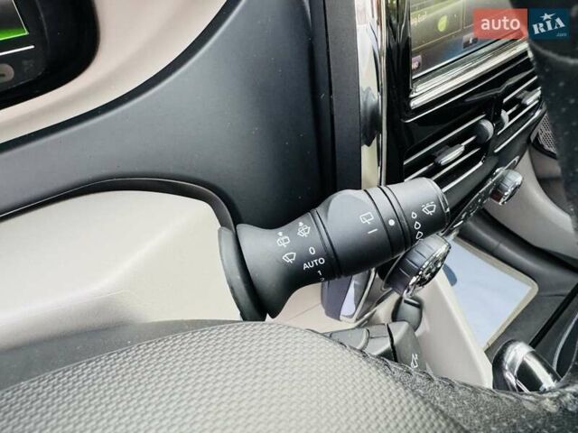 Серый Рено Зое, объемом двигателя 0 л и пробегом 85 тыс. км за 8444 $, фото 76 на Automoto.ua