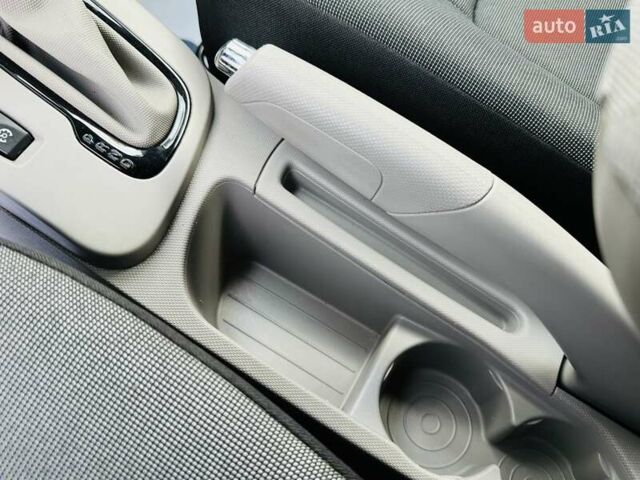Серый Рено Зое, объемом двигателя 0 л и пробегом 85 тыс. км за 8444 $, фото 85 на Automoto.ua
