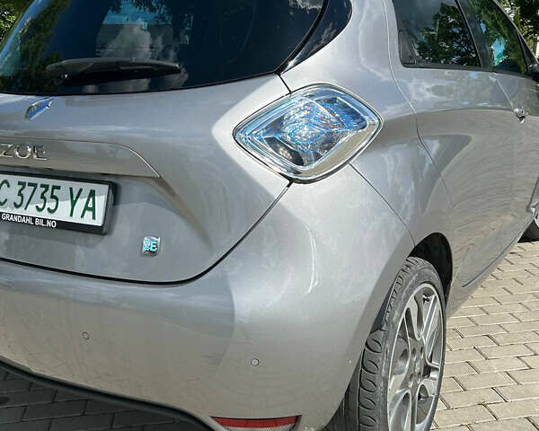 Серый Рено Зое, объемом двигателя 0 л и пробегом 94 тыс. км за 8300 $, фото 6 на Automoto.ua