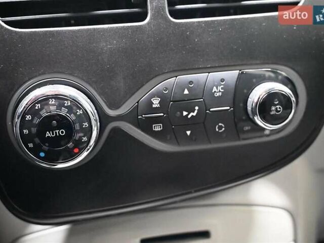 Серый Рено Зое, объемом двигателя 0 л и пробегом 97 тыс. км за 4570 $, фото 22 на Automoto.ua