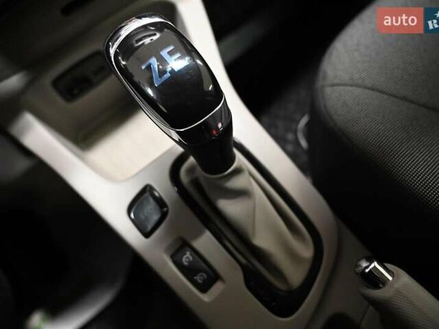 Серый Рено Зое, объемом двигателя 0 л и пробегом 97 тыс. км за 4570 $, фото 23 на Automoto.ua