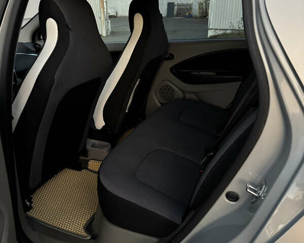 Серый Рено Зое, объемом двигателя 0 л и пробегом 84 тыс. км за 7200 $, фото 14 на Automoto.ua
