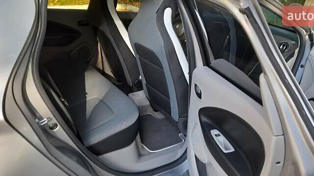 Серый Рено Зое, объемом двигателя 0 л и пробегом 80 тыс. км за 7200 $, фото 31 на Automoto.ua