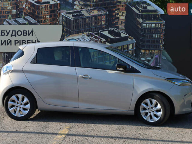 Серый Рено Зое, объемом двигателя 0 л и пробегом 52 тыс. км за 8200 $, фото 5 на Automoto.ua