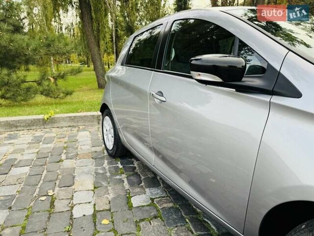 Серый Рено Зое, объемом двигателя 0 л и пробегом 85 тыс. км за 8444 $, фото 29 на Automoto.ua