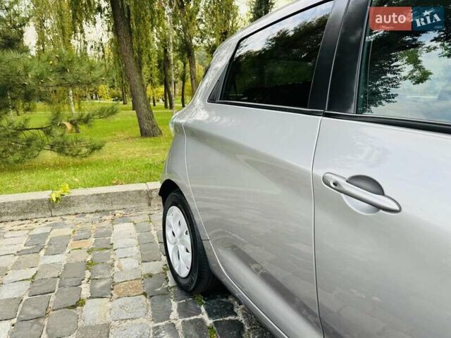 Серый Рено Зое, объемом двигателя 0 л и пробегом 85 тыс. км за 8444 $, фото 31 на Automoto.ua