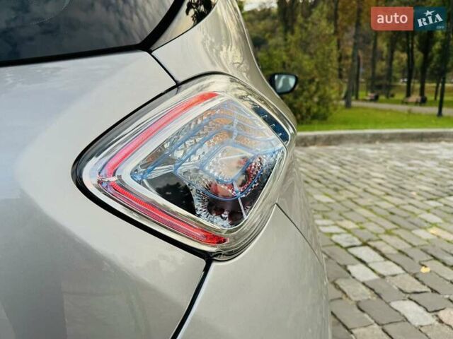 Серый Рено Зое, объемом двигателя 0 л и пробегом 85 тыс. км за 8444 $, фото 48 на Automoto.ua