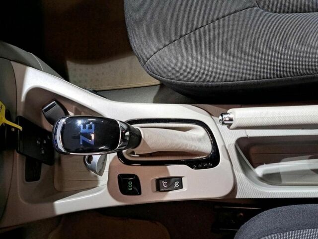 Сірий Рено Зое, об'ємом двигуна 0 л та пробігом 89 тис. км за 7400 $, фото 15 на Automoto.ua