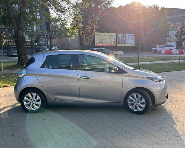Серый Рено Зое, объемом двигателя 0 л и пробегом 125 тыс. км за 7500 $, фото 4 на Automoto.ua