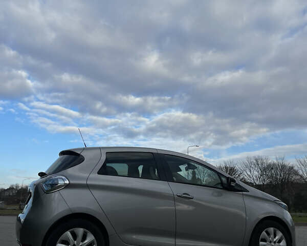 Серый Рено Зое, объемом двигателя 0 л и пробегом 42 тыс. км за 8100 $, фото 4 на Automoto.ua