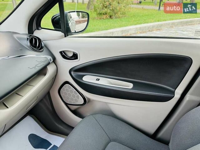 Серый Рено Зое, объемом двигателя 0 л и пробегом 85 тыс. км за 8444 $, фото 86 на Automoto.ua