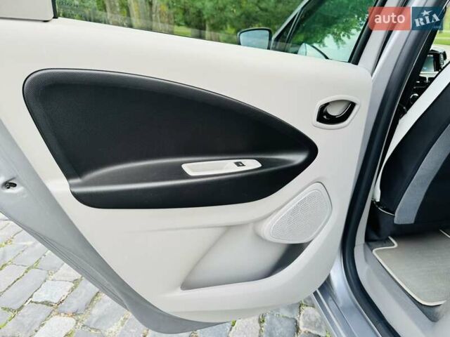 Серый Рено Зое, объемом двигателя 0 л и пробегом 85 тыс. км за 8444 $, фото 91 на Automoto.ua