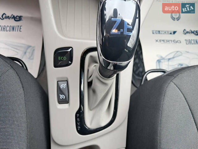 Серый Рено Зое, объемом двигателя 0 л и пробегом 47 тыс. км за 4450 $, фото 16 на Automoto.ua