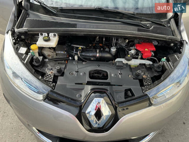 Серый Рено Зое, объемом двигателя 0 л и пробегом 112 тыс. км за 6500 $, фото 7 на Automoto.ua