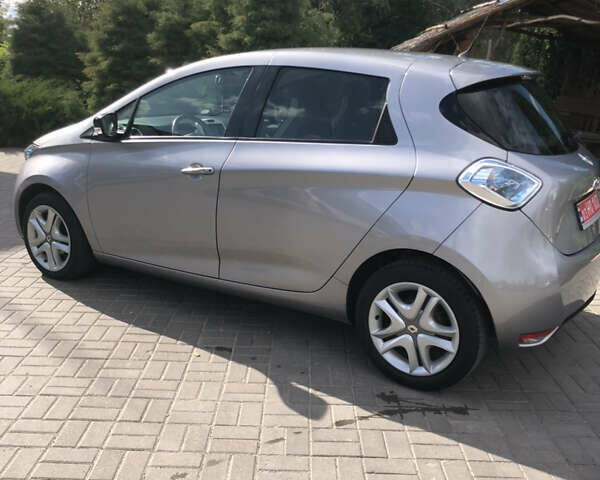 Серый Рено Зое, объемом двигателя 0 л и пробегом 81 тыс. км за 6999 $, фото 3 на Automoto.ua