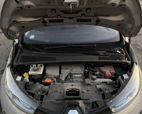 Серый Рено Зое, объемом двигателя 0 л и пробегом 84 тыс. км за 7200 $, фото 8 на Automoto.ua