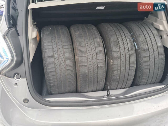 Серый Рено Зое, объемом двигателя 0 л и пробегом 47 тыс. км за 4450 $, фото 24 на Automoto.ua