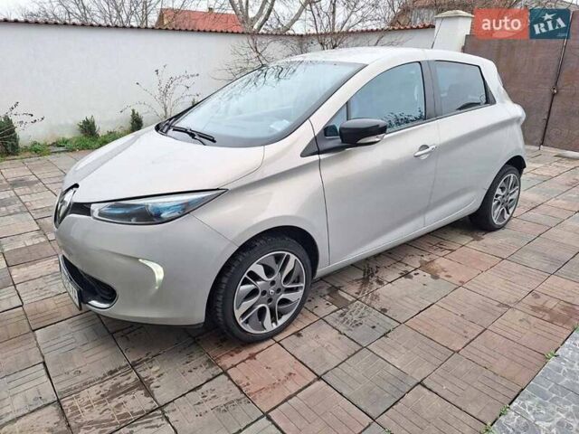 Серый Рено Зое, объемом двигателя 0 л и пробегом 86 тыс. км за 7700 $, фото 10 на Automoto.ua