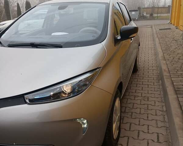 Серый Рено Зое, объемом двигателя 0 л и пробегом 44 тыс. км за 6500 $, фото 17 на Automoto.ua