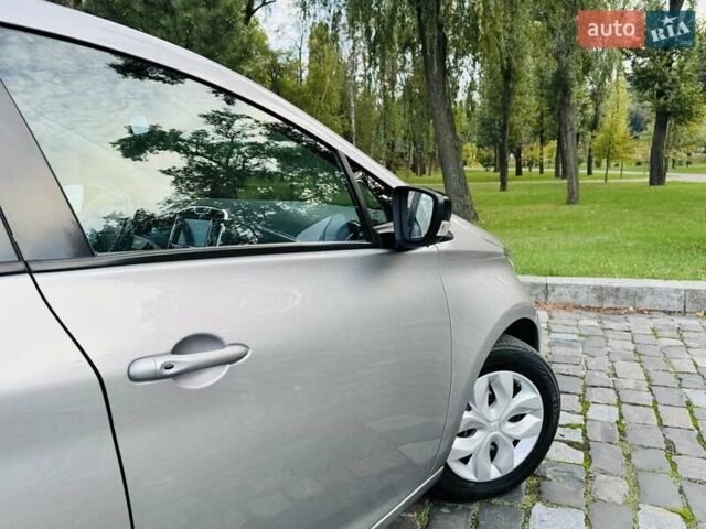 Серый Рено Зое, объемом двигателя 0 л и пробегом 85 тыс. км за 8444 $, фото 50 на Automoto.ua