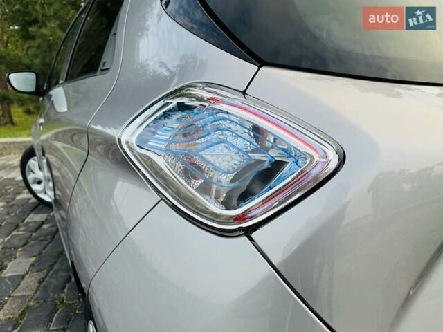 Серый Рено Зое, объемом двигателя 0 л и пробегом 85 тыс. км за 8444 $, фото 56 на Automoto.ua