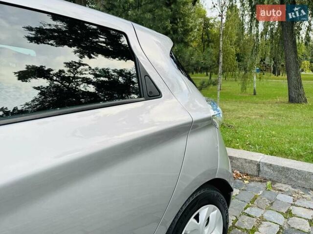 Серый Рено Зое, объемом двигателя 0 л и пробегом 85 тыс. км за 8444 $, фото 16 на Automoto.ua